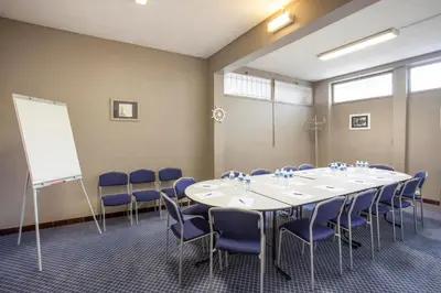 Espace de conférence ou salle de réunion dans l'établissement Hôtel Les Gens de Mer La Rochelle