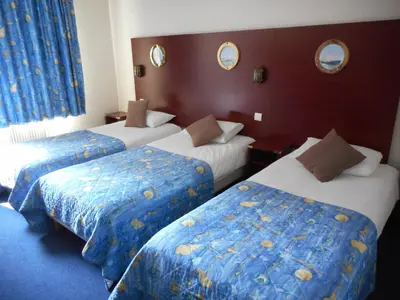 Un ou plusieurs lits dans un hébergement de l'établissement Hôtel Les Gens de Mer La Rochelle