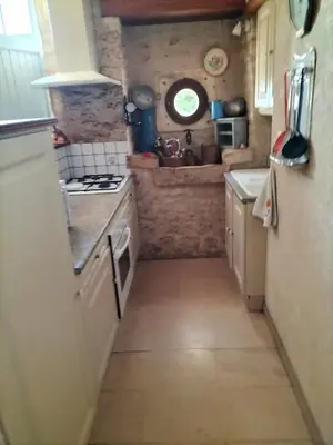 Cuisine ou kitchenette dans l'établissement Maison charmante à Antezant-la-Chapelle avec jardin