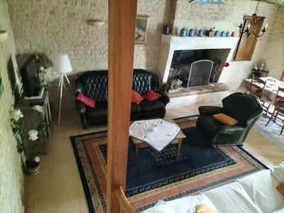 Coin salon dans l'établissement Maison charmante à Antezant-la-Chapelle avec jardin