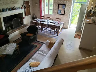 Coin salon dans l'établissement Maison charmante à Antezant-la-Chapelle avec jardin