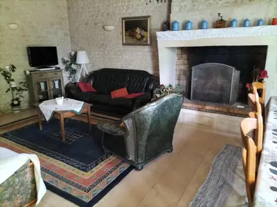 Télévision ou salle de divertissement dans l'établissement Maison charmante à Antezant-la-Chapelle avec jardin