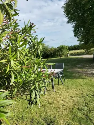 Jardin de l'établissement Maison charmante à Antezant-la-Chapelle avec jardin