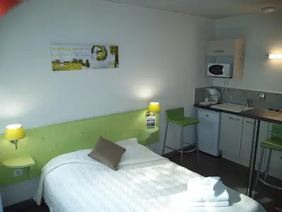 Cuisine ou kitchenette dans l'établissement West Appart' Hôtel