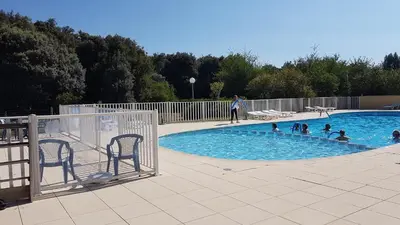 Piscine de l'établissement Les Chênes verts ou située à proximité
