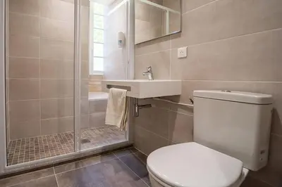 Salle de bains dans l'établissement Les Chambres de l'Abbaye