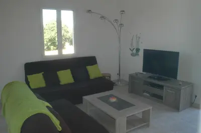 Télévision ou salle de divertissement dans l'établissement Villa Gites Chambre d hôtes avec piscine Dordogne 2-4-6-8-10 personnes