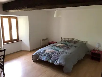 Un ou plusieurs lits dans un hébergement de l'établissement Villa Gites Chambre d hôtes avec piscine Dordogne 2-4-6-8-10 personnes