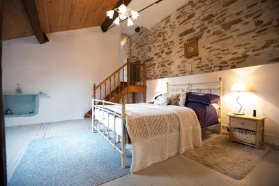 Un ou plusieurs lits dans un hébergement de l'établissement La Maison Des Fleurs