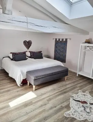 Un ou plusieurs lits dans un hébergement de l'établissement La Loge du Grand Cèdre, gîte de charme