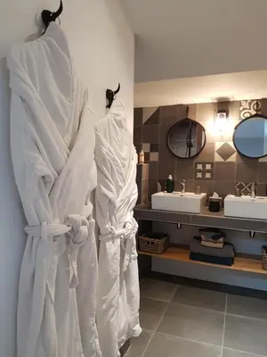 Un ou plusieurs lits dans un hébergement de l'établissement La Loge du Grand Cèdre, gîte de charme