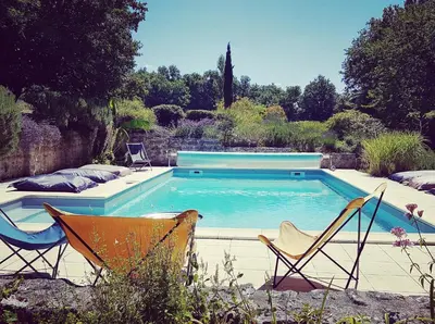 Piscine de l'établissement La Loge du Grand Cèdre, gîte de charme ou située à proximité