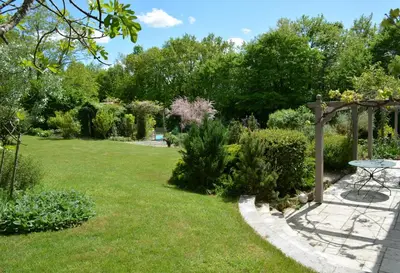 Jardin de l'établissement La Loge du Grand Cèdre, gîte de charme