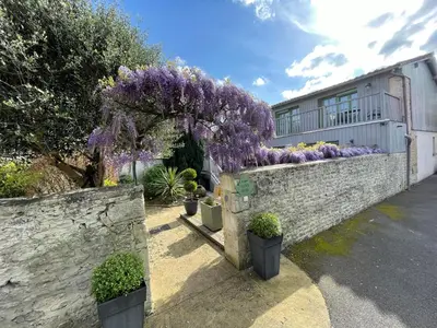 Jardin de l'établissement Logis Hôtel Le Central