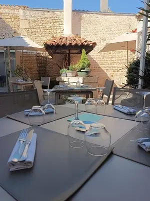 Restaurant ou autre lieu de restauration dans l'établissement Logis Hôtel Le Central
