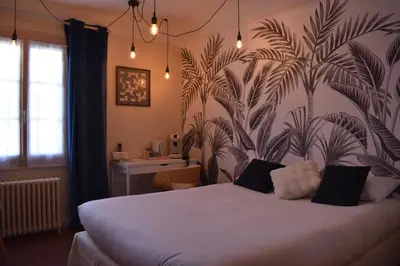 Un ou plusieurs lits dans un hébergement de l'établissement Logis Hôtel Le Central