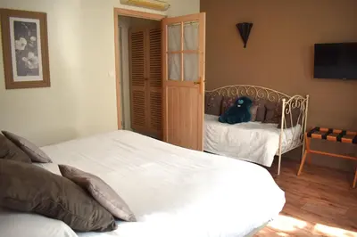 Un ou plusieurs lits dans un hébergement de l'établissement Logis Hôtel Le Central