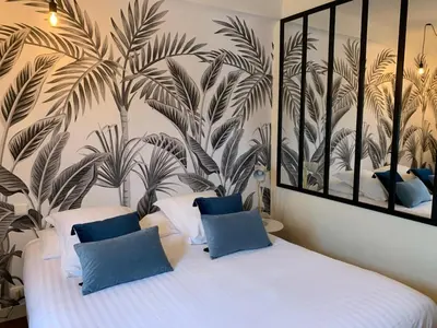Un ou plusieurs lits dans un hébergement de l'établissement Logis Hôtel Le Central
