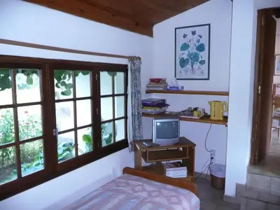 Télévision ou salle de divertissement dans l'établissement Le Pit