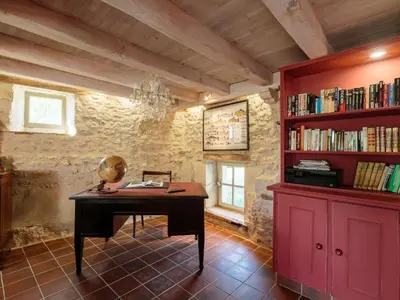 Bibliothèque dans la maison de vacances