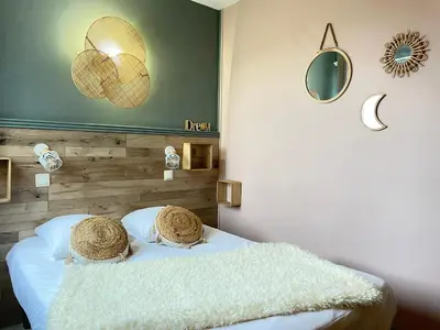 Un ou plusieurs lits dans un hébergement de l'établissement Acadie Saint Victor - Hôtel restaurant -Face mer- Châtelaillon plage
