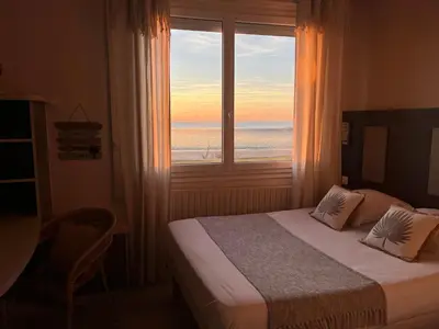 Un ou plusieurs lits dans un hébergement de l'établissement Acadie Saint Victor - Hôtel restaurant -Face mer- Châtelaillon plage