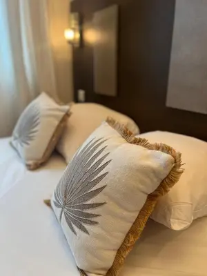 Un ou plusieurs lits dans un hébergement de l'établissement Acadie Saint Victor - Hôtel restaurant -Face mer- Châtelaillon plage