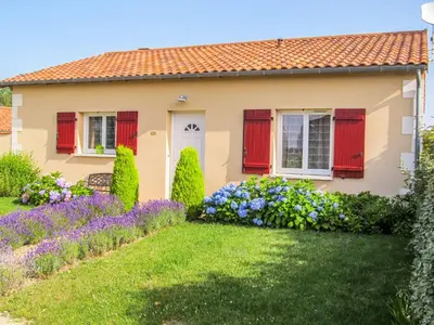 Jardin de l'établissement Villa in Les Forges with Golf Access