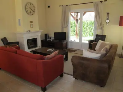 Télévision ou salle de divertissement dans l'établissement Villa in Les Forges with Golf Access