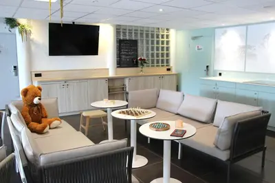 Coin salon dans l'établissement Hôtel Kyriad La Rochelle Centre Ville