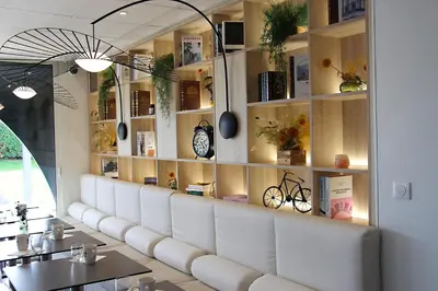 Coin salon dans l'établissement Hôtel Kyriad La Rochelle Centre Ville
