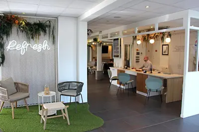 Restaurant ou autre lieu de restauration dans l'établissement Hôtel Kyriad La Rochelle Centre Ville