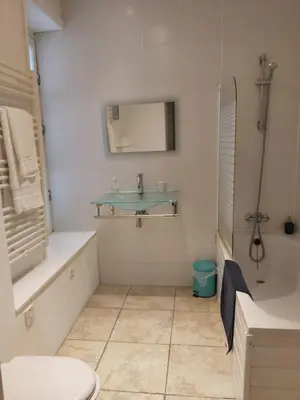 Salle de bains dans l'établissement Le Voltaire