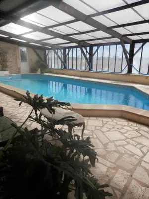 Piscine de l'établissement Château Ardilleux ou située à proximité