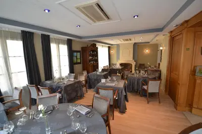 Coin salon dans l'établissement Logis Hôtel Le Saint Georges