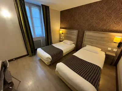 Un ou plusieurs lits dans un hébergement de l'établissement Logis Hôtel Le Saint Georges