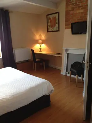 Un ou plusieurs lits dans un hébergement de l'établissement Hôtel Restaurant de la Place