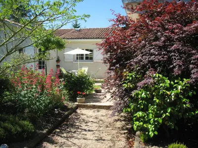 Jardin de l'établissement Chambres d'Hôtes Le Mûrier