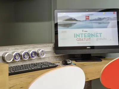 Télévision ou salle de divertissement dans l'établissement ibis Poitiers Beaulieu