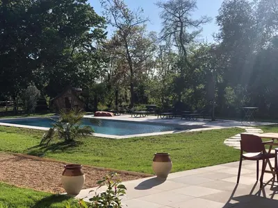 Piscine de l'établissement L Esprit du Clain chambres d hôtes au calme proches du Futuroscope Golf et Lac de St Cyr ou située à proximité