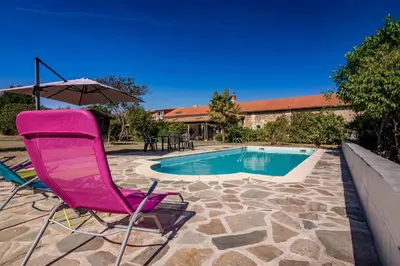 Piscine de l'établissement Gite Au Chant des Vents ou située à proximité