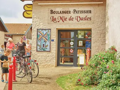 Vélo sur le terrain de l'établissement Luxe villa in Les Forges with BBQ Garden ou dans les environs