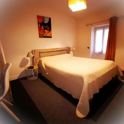 Un ou plusieurs lits dans un hébergement de l'établissement Logis Hôtel & Restaurant Le Saint Savinien