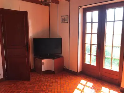 Télévision ou salle de divertissement dans l'établissement May's Cottage