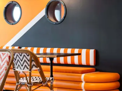Coin salon dans l'établissement ibis Styles La Rochelle Centre les Minimes