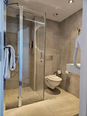 Salle de bains dans l'établissement ibis Styles La Rochelle Centre les Minimes