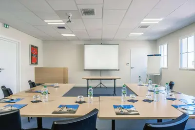 Espace de conférence ou salle de réunion dans l'établissement Les Flots - Hôtel et Restaurant face à l'océan - Châtelaillon-Plage