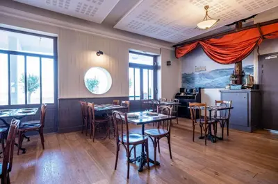 Cuisine ou kitchenette dans l'établissement Les Flots - Hôtel et Restaurant face à l'océan - Châtelaillon-Plage