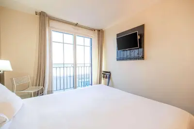 Télévision ou salle de divertissement dans l'établissement Les Flots - Hôtel et Restaurant face à l'océan - Châtelaillon-Plage