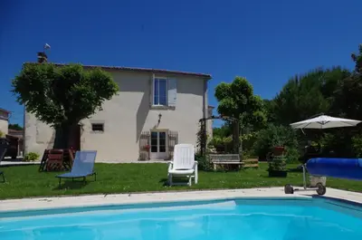 Piscine de l'établissement Maison d'Hôtes Le Cadran Solaire ou située à proximité